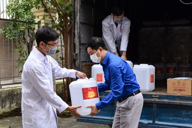 ĐH Bách khoa Hà Nội tặng 500 lít dung dịch sát khuẩn cho người dân vùng dịch xã Sơn Lôi