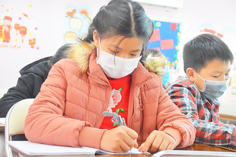Học sinh Hà Nội khi đến trường phải đeo khẩu trang để phòng chống dịch _ Ảnh minh họa