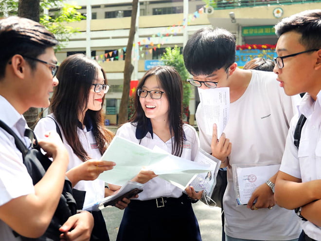 Học sinh tìm hiểu thông tin về các trường đại học