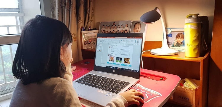 Học sinh học online tại nhà